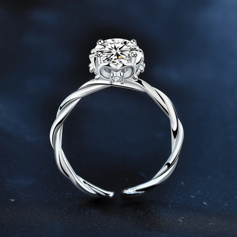 Anello in Argento Sterling 925 con Moissanite per Donna 1 Carato Taglio Brillante Rotondo Fascia Intrecciata Regolabile Gioielli