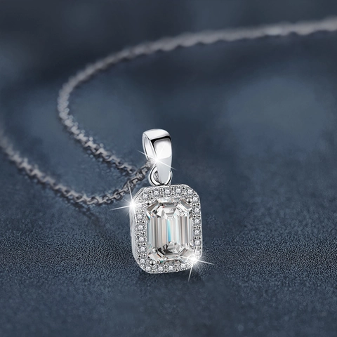 1 Carat Emerald Cut Moissanite Pendant Necklace For Women 925 Sterling Silver Halo Clavicle Chain Fashion Luxury Jewelry Gift