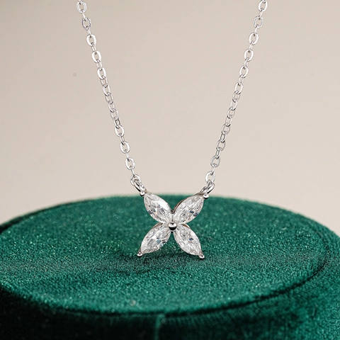 Lussuosa Collana Con Ciondolo in Argento Sterling 925 e Moissanite Quadrifoglio Taglio Marquise Gioielli di Pregio Donna