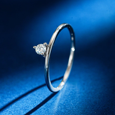 Minimalist 925 Sterling Silver Moissanite Ring For Women Sparkling Round Cut Single Stone Three Prong Inlaid Elegant Jewelry