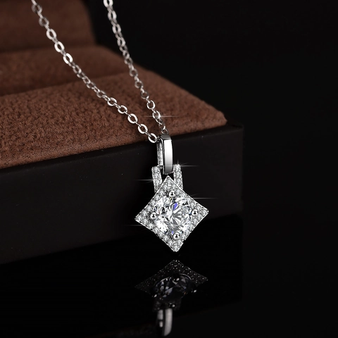 Luxueux Collier Pendentif en Argent Sterling 925 de 1 Carat Moissanite Pour Femmes Entourage Carré Zirconia Incrusté Chaîne