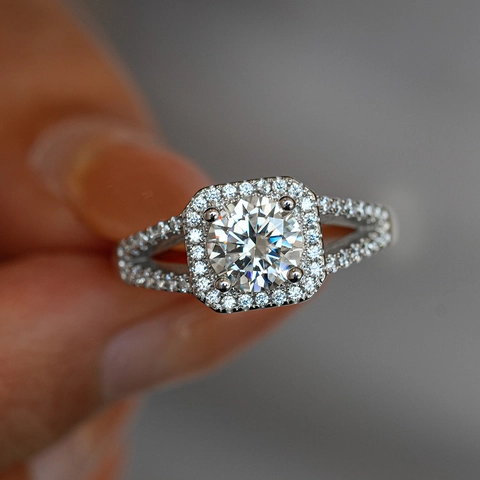 Luxuriöser S925 Sterlingsilber Moissanit Ring Quadratisches Halo Geteilte Ringschiene Rundschliff Funkelnder Hochzeit Verlobungsschmuck Für Damen