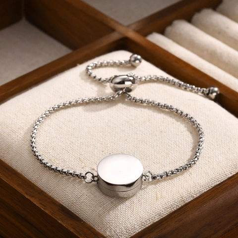 Pulsera Bolo Ajustable de Acero Inoxidable Minimalista para Mujer Colgante Redondo Pulido Joyería de Moda Tono Plateado