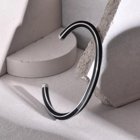 Brazalete Abierto Moebius de Acero Inoxidable Minimalista para Hombre Plata Vintage Con Incrustación de Pegamento Negro