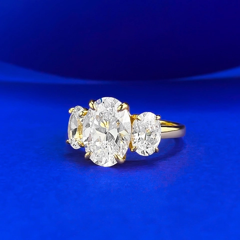 Lussuoso Anello di Fidanzamento in Argento Sterling 925 Taglio Ovale con Strass a Tre Pietre Placcato Oro Gioielli da Sposa Donna