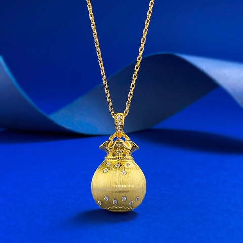 Collana con Pendente Sacchetto della Fortuna in Argento Sterling 925 Placcato Oro Spazzolato Intarsiato con Strass Stile Neo-Cinese Gioielli Donna
