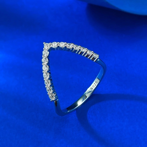 925 Sterling Silver Chevron Ring For Women Minimalist V Shaped Pave Rhinestone Stackable Finger Ring Fashion Jewelry Gift