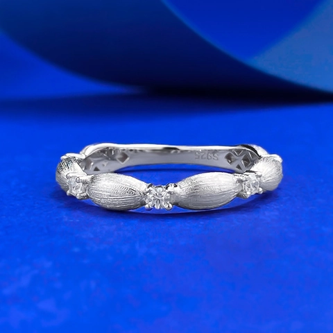 Elegante Anillo de Plata de Ley 925 Con Diseño de Cinta Cepillada E Inlays de Zirconia Cúbica Joyería de Boda Regalo para Mujer