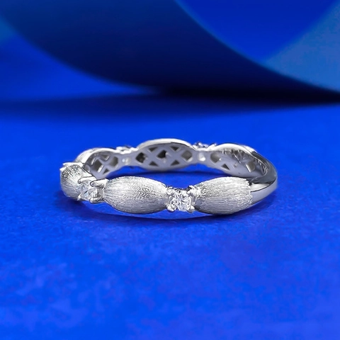 Elegante Anillo de Plata de Ley 925 Con Diseño de Cinta Cepillada E Inlays de Zirconia Cúbica Joyería de Boda Regalo para Mujer