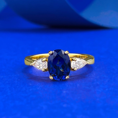 S925 Sterlingsilber Ovaler Blauer Korund Ring Klassischer Dreistein Vergoldeter Strass Edelstein Fingerschmuck Für Damen