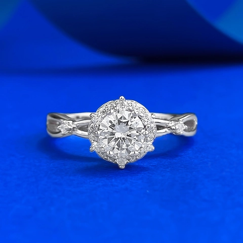 Luxurious 925 Sterling Silver Halo Ring For Women Round Rhinestone Inlaid Hollow Twisted Band Elegant Palace Style Jewelry