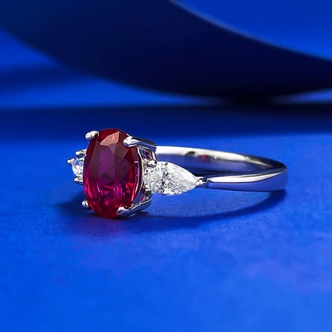 Anillo de Plata de Ley 925 para Mujer Corindón Rojo Sintético Sangre de Paloma Corte Ovalado Diseño de 3 Piedras Diamante de Imitación Joyería