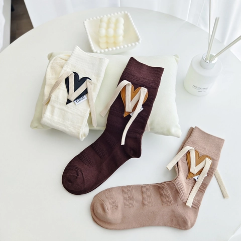 Koreanische Art Herz Leder Patch Schleifen Dekor Crew Socken Gerippter Baumwollstrick Mittelhoch Mode Socken Damen Alltag
