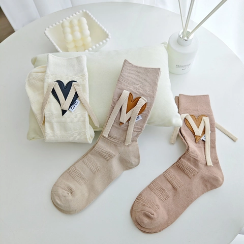 Koreanische Art Herz Leder Patch Schleifen Dekor Crew Socken Gerippter Baumwollstrick Mittelhoch Mode Socken Damen Alltag