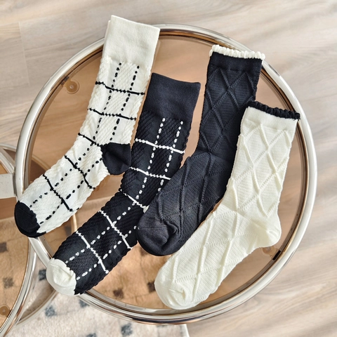 Chaussettes Mi-bas en Coton pour Femmes Contraste Noir Blanc Bord à Volants Tricot en Losange Carreaux et Points Style Scolaire Japonais Simple
