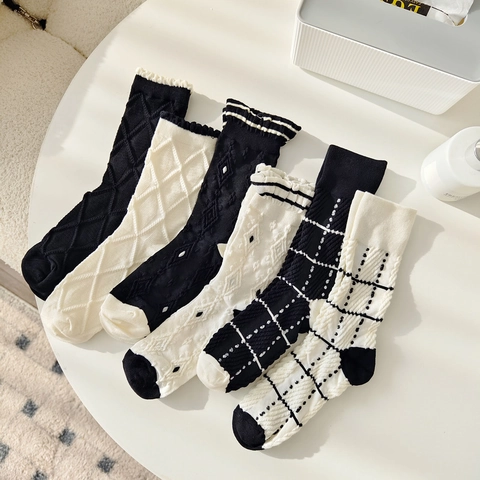 Chaussettes Mi-bas en Coton pour Femmes Contraste Noir Blanc Bord à Volants Tricot en Losange Carreaux et Points Style Scolaire Japonais Simple