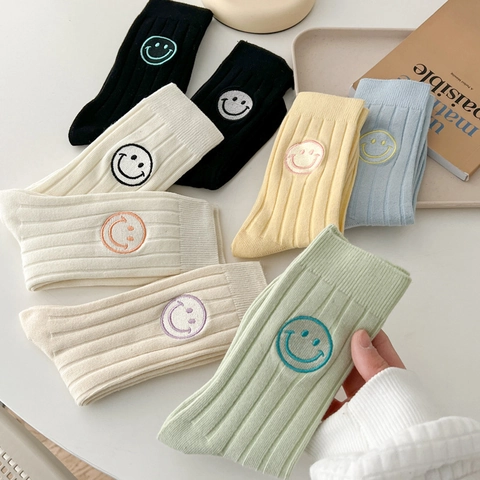 Damen Gekämmte Baumwolle Bestickt Smiley Gesicht Wadenhohe Socken Gerippte Slouch Crew Socken Atmungsaktiv Schweißabsorbierend Weich Strumpfwaren