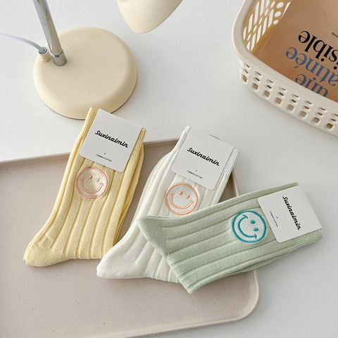 Damen Gekämmte Baumwolle Bestickt Smiley Gesicht Wadenhohe Socken Gerippte Slouch Crew Socken Atmungsaktiv Schweißabsorbierend Weich Strumpfwaren