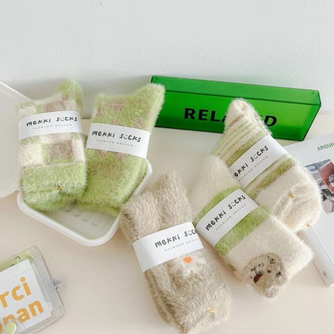 Chaussettes Pelucheuses en Velours de Vison pour Femmes Chaussettes Mi-Mollet Épaisses Chaudes à Carreaux Rayées Motif Cœur Maison Sommeil