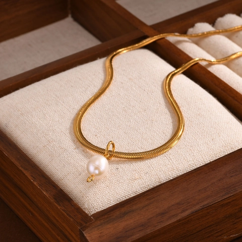 Collana da Donna in Acciaio Inossidabile Placcato Oro a Catena Piatta a Serpente Elegante Pendente con Perla Artificiale Rotonda Gioielli