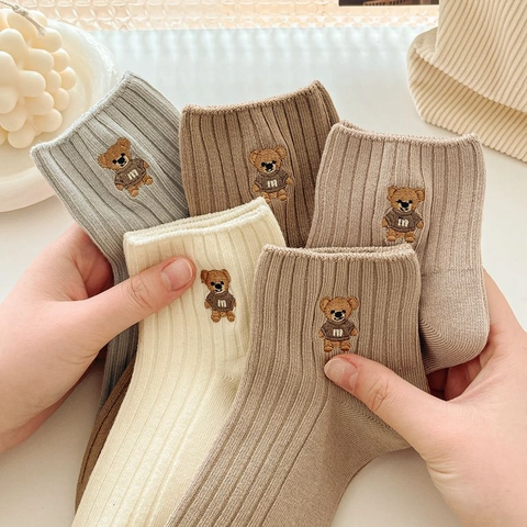 Damen Cartoon Bär Bestickte Baumwolle Wadenhohe Crew Socken Casual Weiche Atmungsaktive Doppelstrick Rippensocken