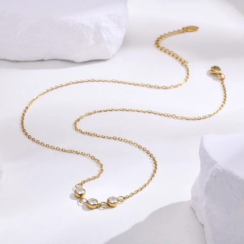 Simple Collar con Colgante de Circonia de Acero Inoxidable Chapado en Oro para Mujer Elegante Collar de Cadena de Circonia Cúbica con Engaste en Bisel Redondo