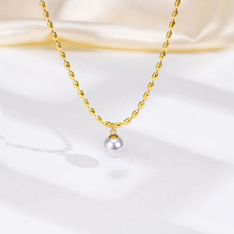 Collar de Cadena de Acero Inoxidable Dorado con Cuentas de Olivo y Colgante de Perla Artificial Blanca para Mujer