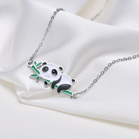 Collana con Pendente Panda Cartoon che Abbraccia il Bambù in Acciaio Inossidabile per Donna Gioielli Animali in Smalto Lucido