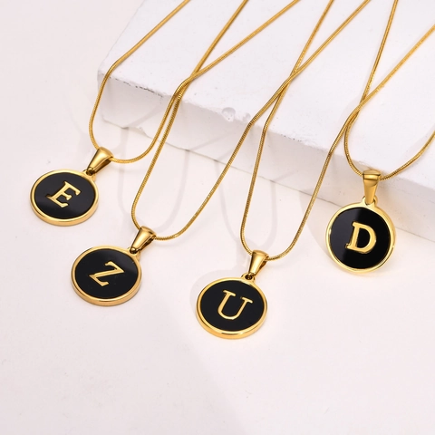 Collana con Ciondolo a Piastra Rotonda con Alfabeto in Acciaio Inossidabile per Donna Gioielli con Catena a Clavicola con Iniziale in Smalto Nero Placcato Oro