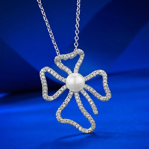 Collana in Argento Sterling 925 con Perla Naturale per Donna Pendente a Forma di Quadrifoglio Fiocco Cavo Intarsiato con Strass