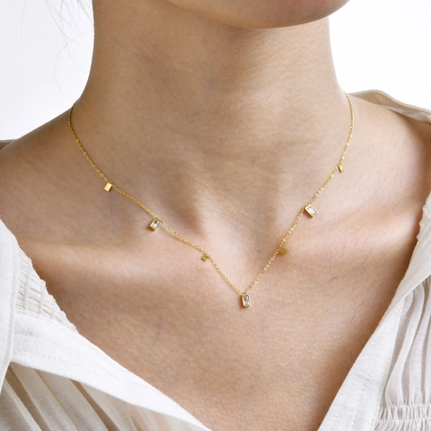 Edelstahl Gold Überzogene Halskette Für Damen Elegante Rechteckige Grüne Zirkonia Geometrische Anhänger Schlüsselbeinkette