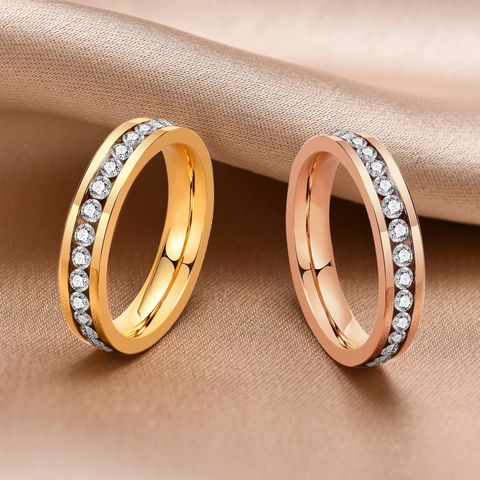 Bague en Acier au Titane avec une Rangée de Strass pour Femme Or Rose Or Noir Eternity Band Mode Bijoux de Doigt Cadeau