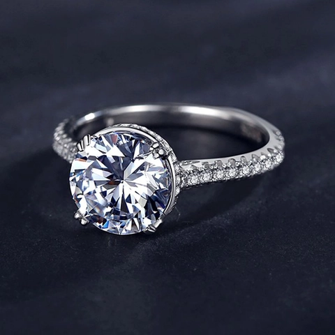 Anillo de Compromiso de Lujo de Plata de Ley 925 con Circonia de Corte Brillante Redondo Engaste de Cuatro Garras Anillo Clásico Color Plata para Mujer