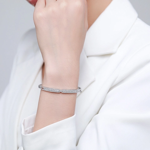 Lussuoso Bracciale Rigido in Argento Sterling 925 per Donna Geometrico Ovale Incastonato Zirconia Placcato Oro Bianco Gioielli