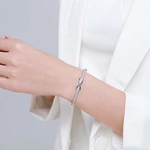 Bracciale Rigido Infinity Love in Argento Sterling 925 per Donna con Strass Intarsiato Design a Fiocco Gioielli Minimalisti
