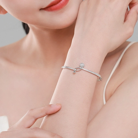 925 Sterlingsilber Armreif Für Damen Gedrehte Möbiusschleife Mit Eingelagerten Strasssteinen Silbernes Armband Minimalistischer Schmuck