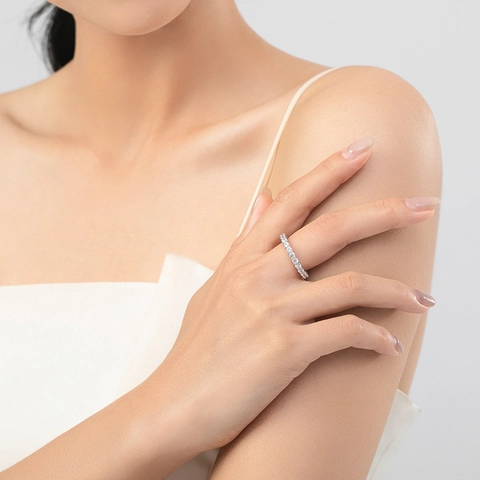 Lussuoso Anello Eternity in Argento Sterling 925 con Zirconia Tonda Intarsiata Anello a Fascia Geometrica Impilabile per Donna Gioielli di Moda Minimalista