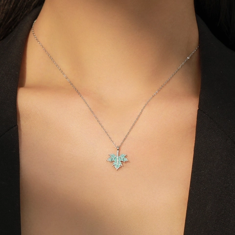 Collana con Ciondolo a Foglia di Acero in Smalto Blu Argento Sterling 925 per Donna Zirconia Intarsiata Design di Lusso
