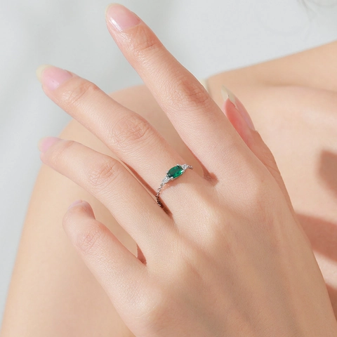 Vintage 925 Sterling Silver Green Oval Zirconia Chain Ring Adjustable Soft Chain Ring For Women Elegant Niche Design Jewelry