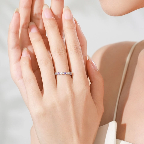 Anello Minimalista in Argento Sterling 925 per Donna con Zirconi Viola Taglio Rotondo Design Impilabile Gioielli alla Moda