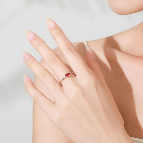 Anello in Argento Sterling 925 Zirconia Rosso Sangue di Piccione per Donna Semplice Geometrico Ovale Gioielli di Moda