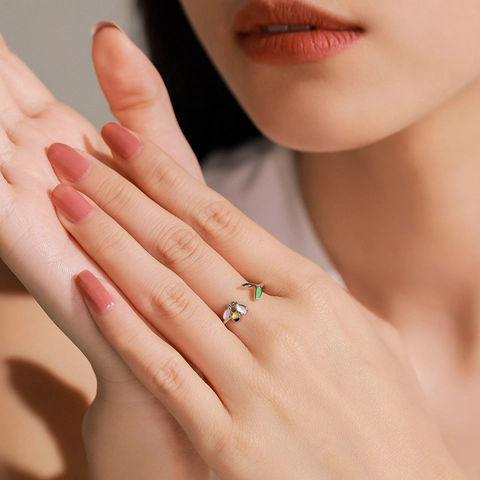 925 Sterlingsilber Süße Honigbiene Emailliertes Schmuckensemble Mit Zarter Halskette Und Verstellbarem Offenem Ring Für Damen