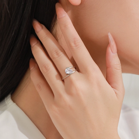 Anello in Argento Sterling 925 Con Zirconia a Taglio a Pera per Donna Scintillante Goccia d'Acqua Linea Irregolare Gioielli di Moda