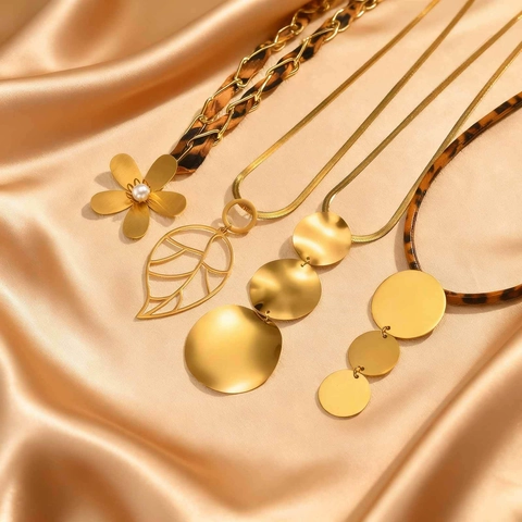 Collana Con Pendente a Disco Rotondo a Forma di Fiore e Foglia in Acciaio Inossidabile Con Stampa Leopardata Oro Perla Artificiale