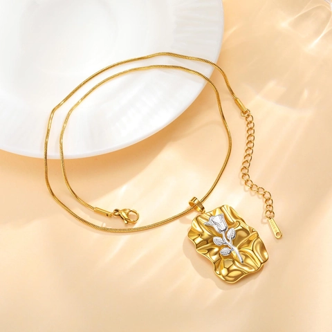 Collana Con Ciondolo Rosa a Rilievo Bicolore in Acciaio Inossidabile Per Donna Rettangolo Piegghettato Irregolare Gioielli