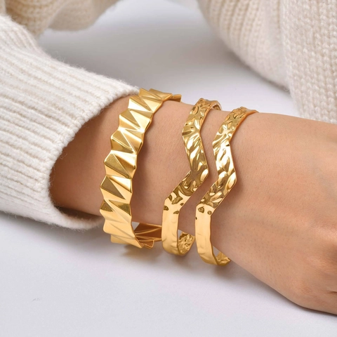 Damen Edelstahl Gold Offener Armreif V-Form Doppellagig Welle Gehämmert Geometrisch Verstellbar Mode Schmuck Armband