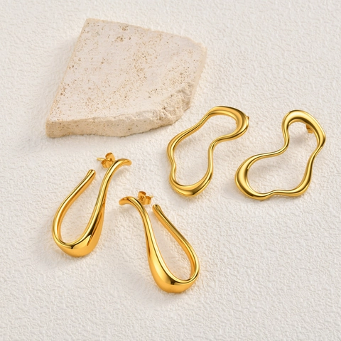 Orecchini a Bottone in Acciaio Inossidabile a Forma di U per Donna Placcati in Oro con Curve Organiche Stile Metallo Liquido