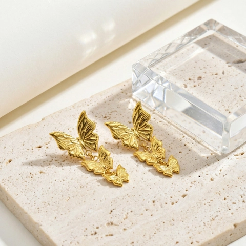 Sofisticati Orecchini a Pendente a Tripla Farfalla in Acciaio Inossidabile Oro Eleganti Ali Texture Gioielli di Moda per Donna Regalo Vacanza