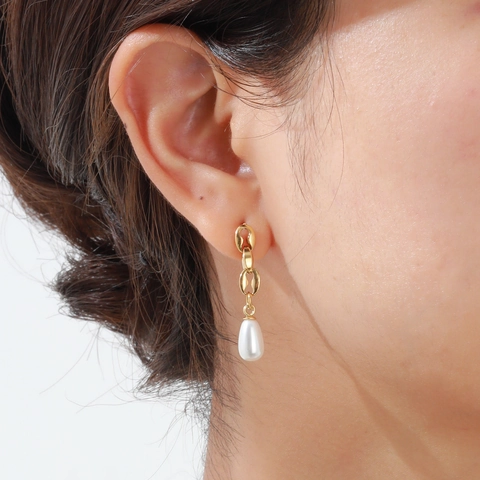 Orecchini a Pendente in Ottone Placcato Oro 18K con Perla Artificiale e Perno in Acciaio Inossidabile per Donna
