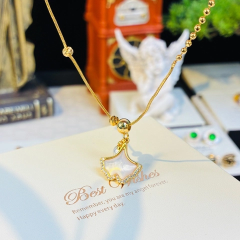 French Elegant Gold Plated Copper Ginkgo Leaf Pendant Necklace With Mother Of Pearl Artificial Pearl Rhinestone For Women